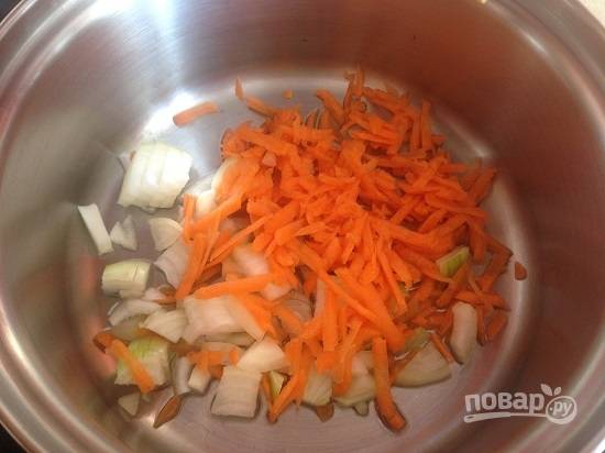 1. Очистим лук и морковь, лук мелко нарезаем, морковь натираем на крупной терке. Обжариваем до мягкости на растительном масле.