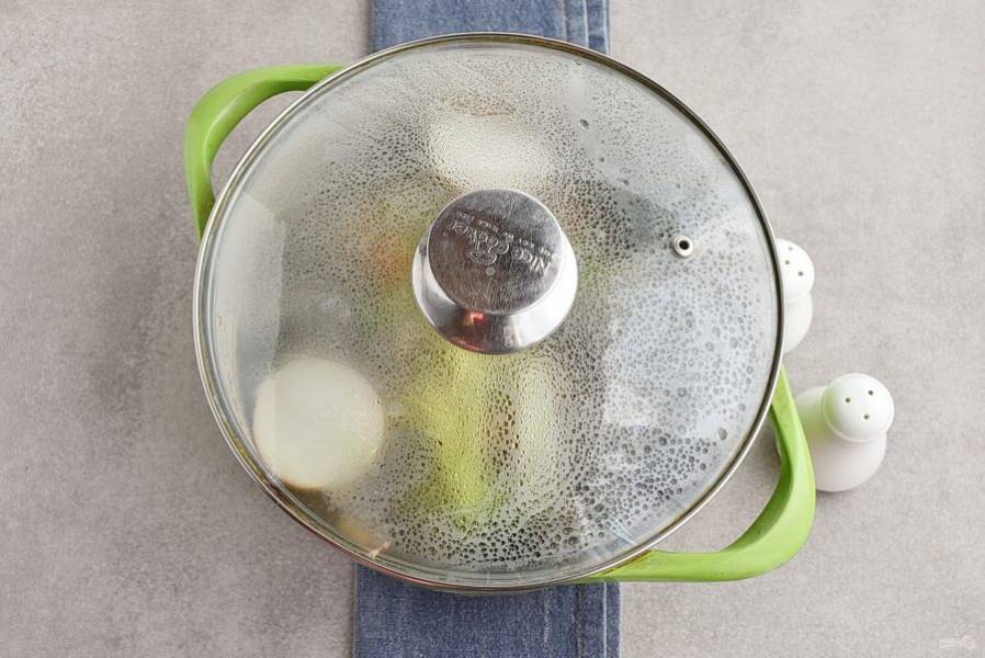 Накройте кастрюлю крышкой и варите около получаса при еле заметном кипении. Лучше варить бульон при температуре 90 градусов.
