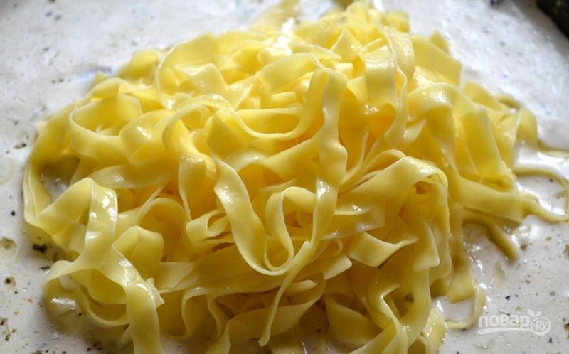 В соус добавьте макароны и натрите сыр.