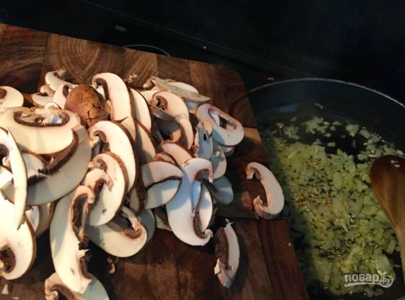 5.	Когда лук в сковороде уже мягкий, выложите к нему грибы.
