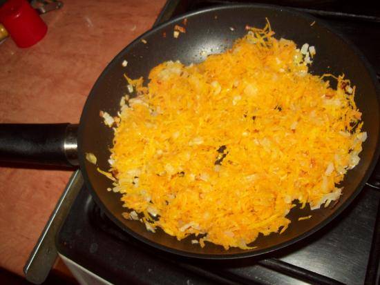 5. На отдельной сковороде разогреть растительное масло и отправить туда лук, пропущенный через пресс чеснок, а через пару минут - морковь. 