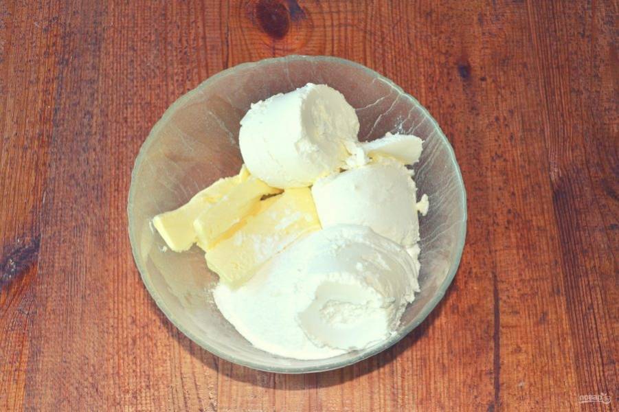 Для приготовления крема взбейте охлажденный творожный сыр с размягченным сливочным маслом и сахарной пудрой. 