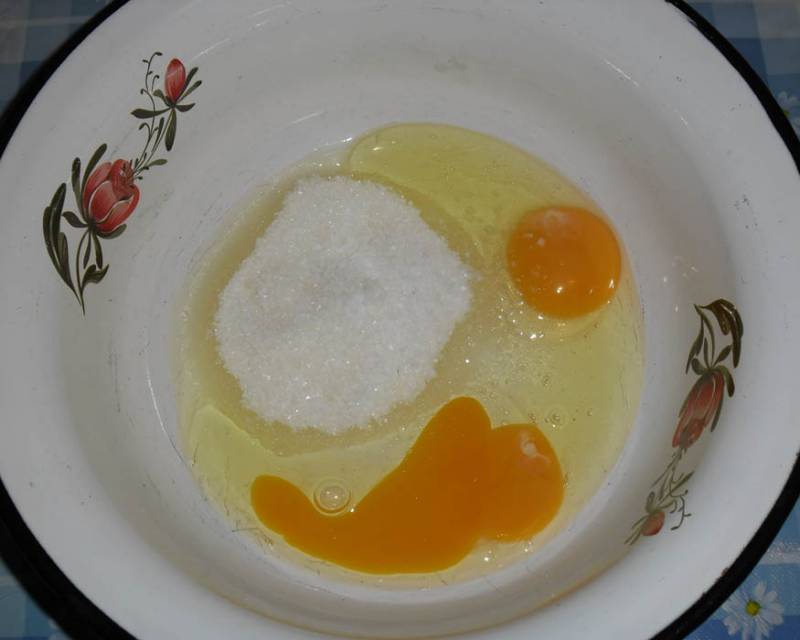 1. В глубокую мисочку вбейте первым делом яйца со щепоткой соли и сахаром. Взбейте венчиком или миксером до однородности. При желании в приготовлении баурсаков на кефире без дрожжей можно использовать ванилин (для аромата). 