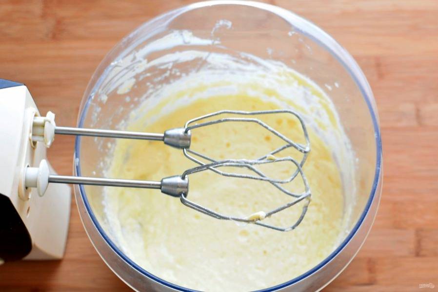 Для вафель взбейте размягченное масло с сахаром и солью до пышности. Добавьте по одному яйца, затем влейте йогурт.