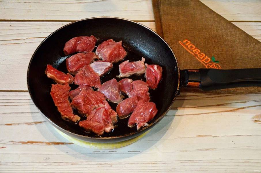 Как пожарить мясо говядины кусочками на сковороде с луком
