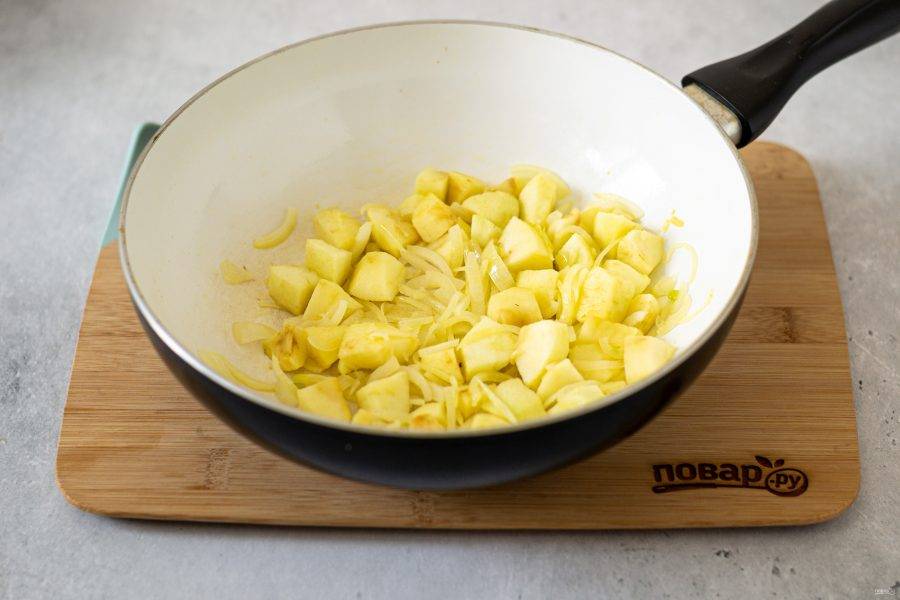 Растопите масло в сковороде, обжарьте лук с яблоками 5-6 минут. В конце добавьте сахар и мускатный орех.