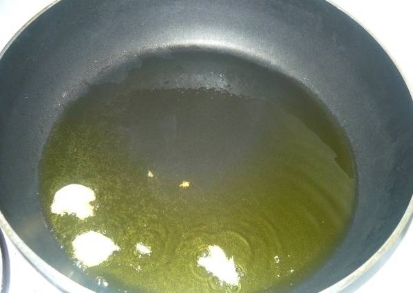 2. Масло разогреваем на сковороде, обжариваем в нем чеснок, потом выбираем чеснок.