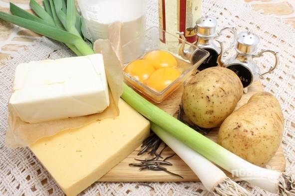 1. Вот такие ингредиенты мы будем использовать в рецепте. Картофель отварите в кожуре до готовности и остудите. 