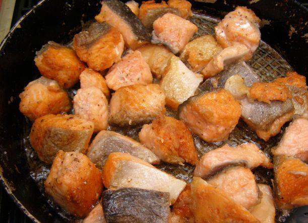 Рыбные стейки из кеты на сковороде
