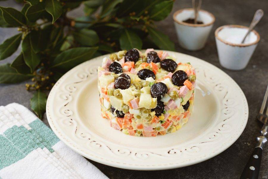 Чтобы красиво подать салат, его можно выложить на тарелку с помощью сервировочного кольца, украсив верх маслинами. Вкусный и сытный, рекомендую приготовить!