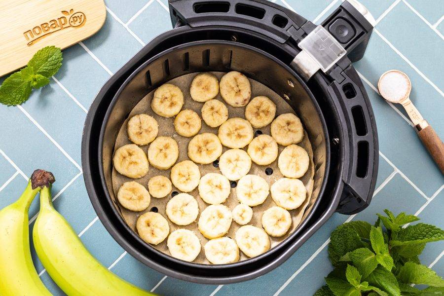 Приправьте сверху солью. Поставьте температуру на 175 градусов и готовьте 8 минут. Я рекомендую на 5 минуте уже открыть аэрогриль и проверить, не подгорели ли бананы.