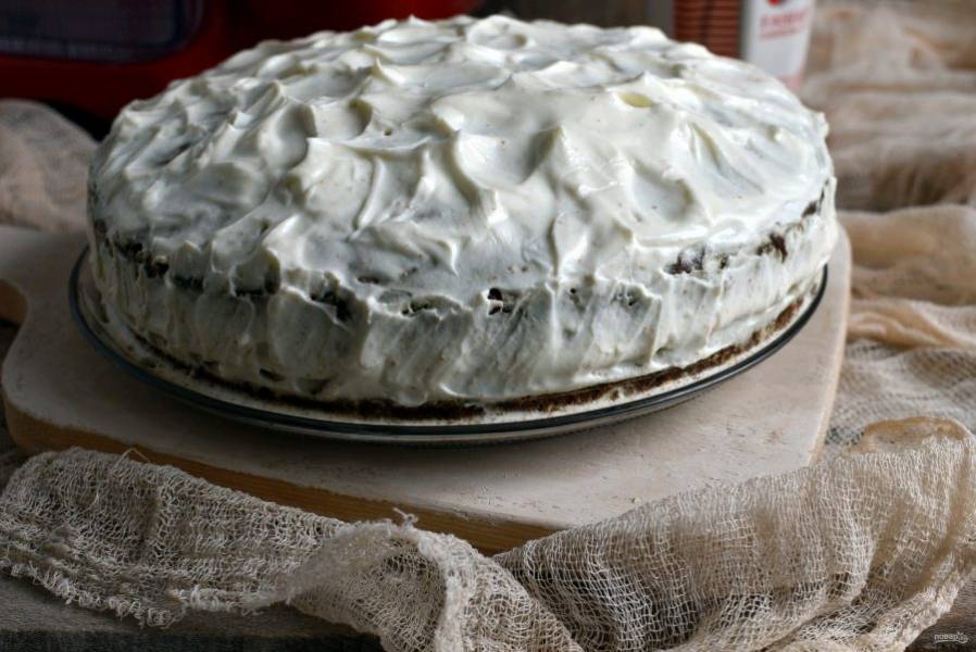 Покройте пирог оставшимся кремом со всех сторон. 
