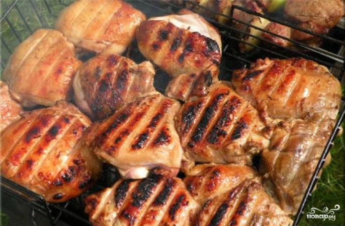 Куриный шашлык, который настаивался в майонезно-луковом маринаде, обладает удивительной нежностью и тонким ароматом. Куриное мясо готовится быстро, поэтому его важно не пересушить. Как только шашлык покроется красивой корочкой, его можно снимать с шампуров или решётки.