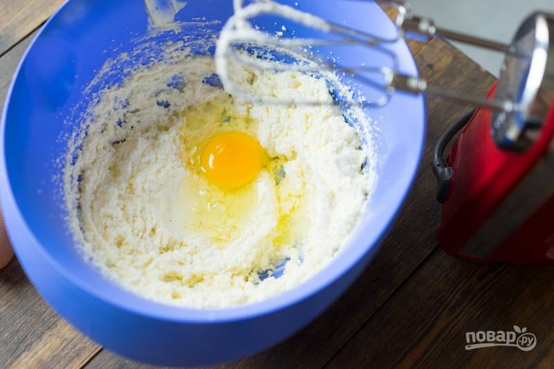 К масляной массе добавляйте яйцо по одному, каждый раз взбивая.