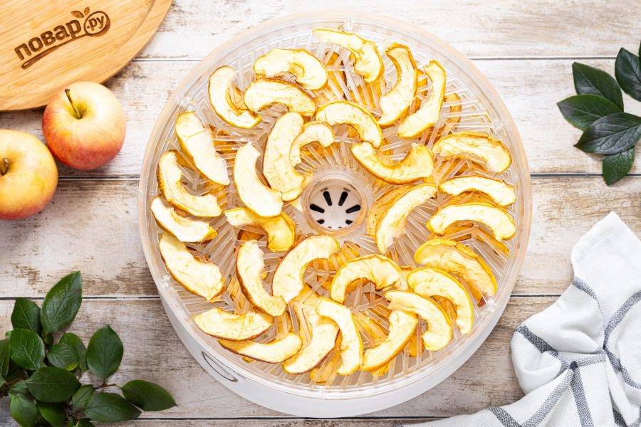 Готовые ломтики яблок должны оставаться мягкими, но не влажными. Чтобы сократить время приготовления, можно менять местами поддоны сушилки, так все яблоки просушатся почти одновременно.