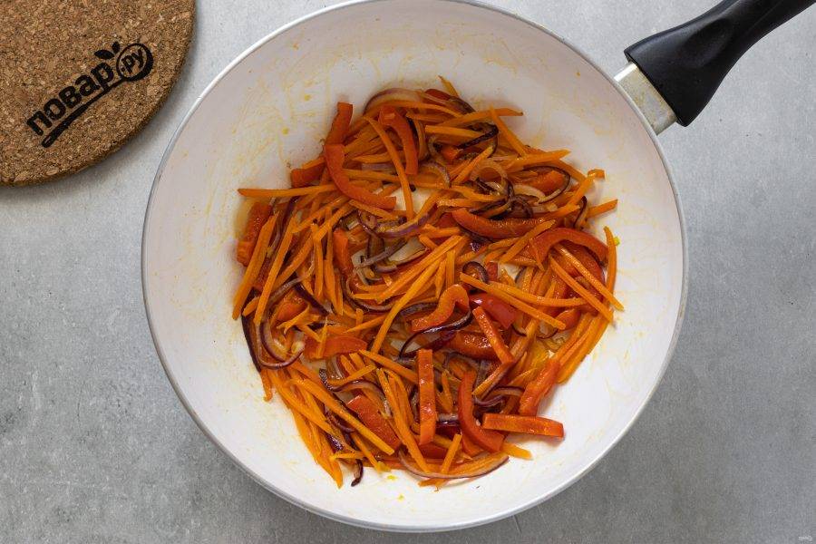 Репчатый лук нарежьте полукольцами, морковь натрите на терке для моркови по-корейски, а сладкий перец нарежьте тонкими полосками. Разогрейте растительное масло в сковороде вок. Обжарьте овощи около 5 минут до мягкости и легкого золотистого цвета.