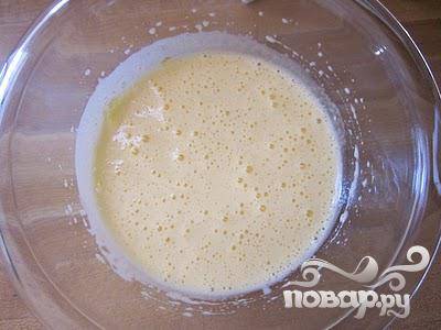 Разогреть духовку до 250 градусов. В маленькой миске объединить яйцо, яичный желток и сахар. Взбить миксером (около 2 минут). 