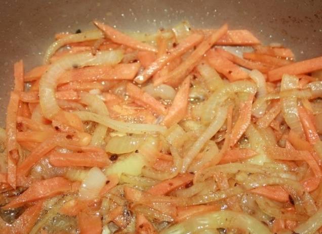 Через некоторое время добавьте порезанную морковь и обжаривайте минут 5-7. 