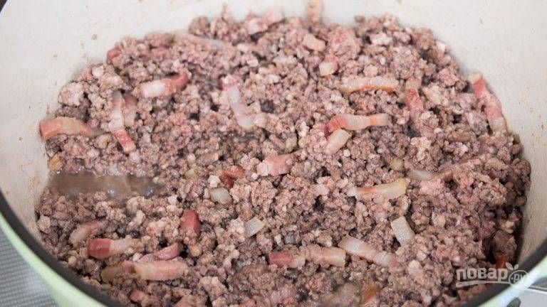 2.	Добавьте в кастрюлю свиной и говяжий фарш, и поджарьте, перемешивая лопаткой. Переложите мясо в другую емкость, как можно больше оставив жира на сковороде.
