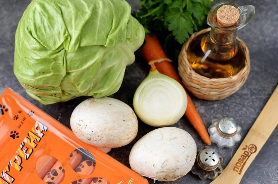Подготовьте ингредиенты. Лук и морковь почистите, помойте и обсушите вместе с зеленью. Грибы очистите чистой кухонной губкой, помойте капусту, стряхните всю воду. 