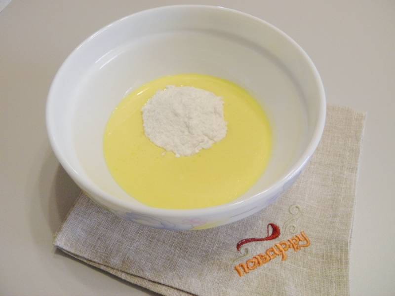 2. В теплом маргарине растворите сахарную пудру.