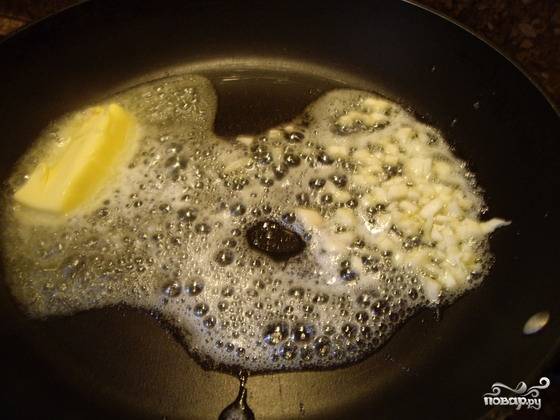 3. Измельчаем чеснок с помощью «чеснокодавки». В сковороде растапливаем маленький кусочек сливочного масла и обжариваем на нем измельченный чеснок.
