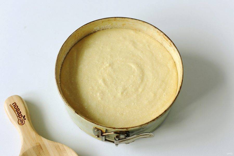 Сверху вылейте тесто, и запекайте пирог в духовке при температуре 180 градусов около 40 минут.