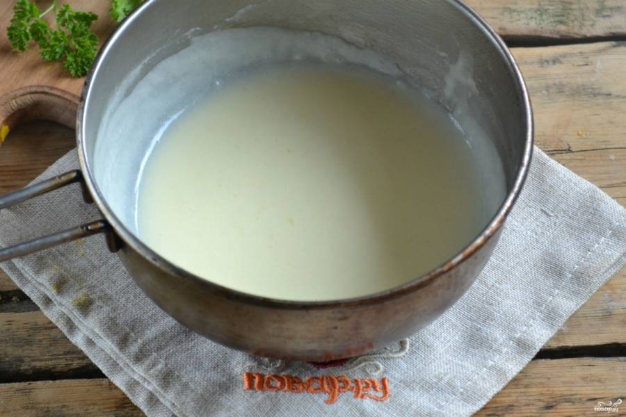 Тонкой струйкой влейте молоко, не переставая мешать. Добавьте щепотку соли и мускатного ореха. Уваривайте соус до консистенции густой сметаны.