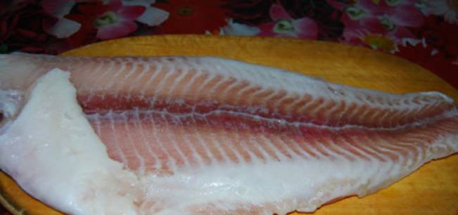 Филе рыбы промываем и нарезаем порционными кусочками.