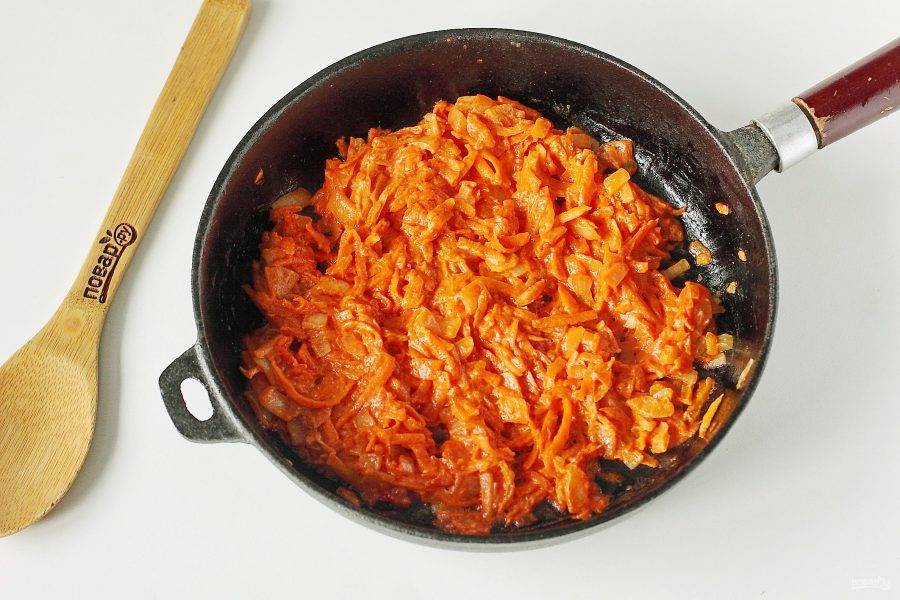 Добавьте к овощам томатную пасту и сметану. Потушите все вместе еще пару минут.