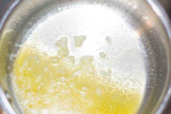 1. На сковороде растопить немного сливочного масла. Измельчить лук и отправить его на обжарку. 