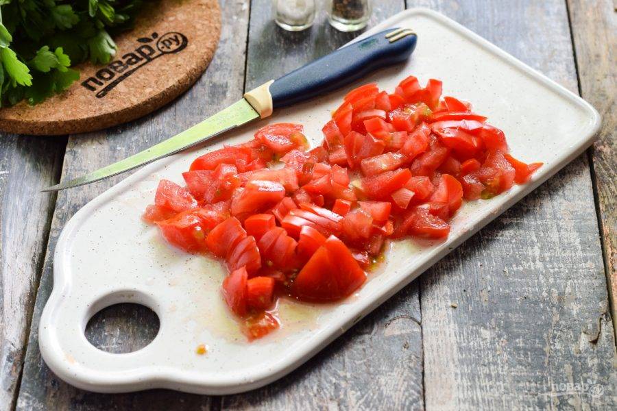 Помидоры ополосните и просушите, нарежьте томаты как можно более мелкими кубиками.