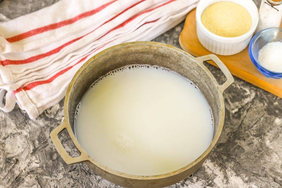 Молоко перелейте в небольшой казан или ковш с антипригарным дном. Поместите емкость на плиту, включая средний нагрев.