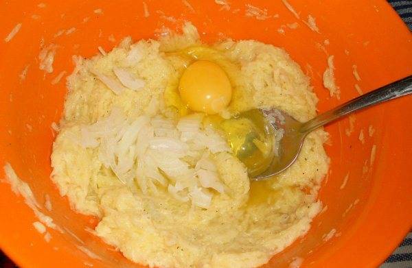 Добавляем яйцо и измельченный репчатый лук.