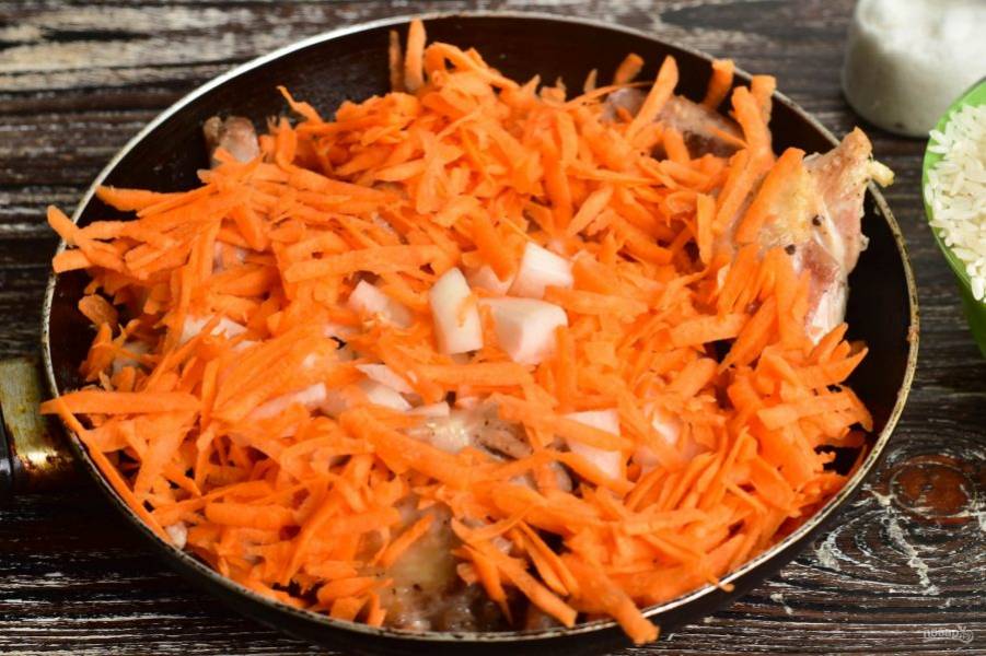 Добавьте к обжаренной курице измельченный лук и морковь.