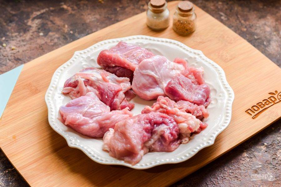 Свинину ополосните и просушите, после нарежьте мясо средними по размеру кусочками.