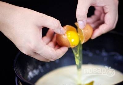 Добавьте 1 стакан муки до получения однородной массы и оставьте в теплом месте на 15 минут. После того, как тесто подойдет, вмешайте яйца и добавьте остальную муку.