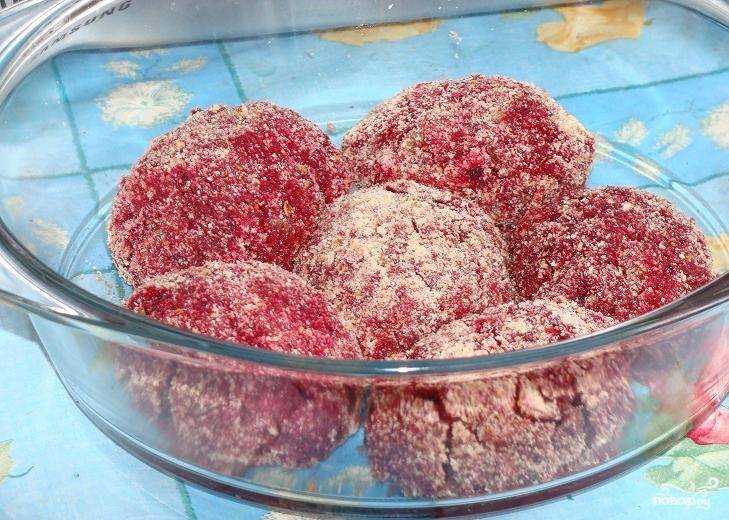 5. Из получившейся массы формируем котлетки и панируем их в манной крупе.