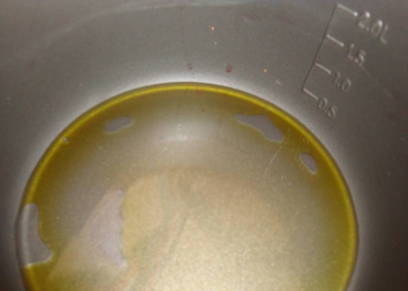 В чашу мультиварки залейте растительное масло.
