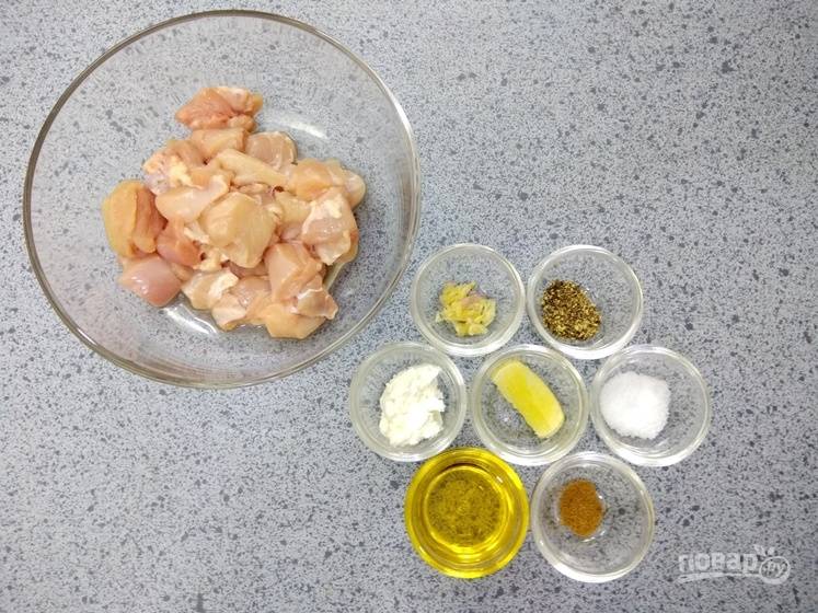 1. Подготовьте ингредиенты для приготовления маринада для курицы: сметану, соль, перец, тмин, ложку измельченного чеснока и лимонный сок.