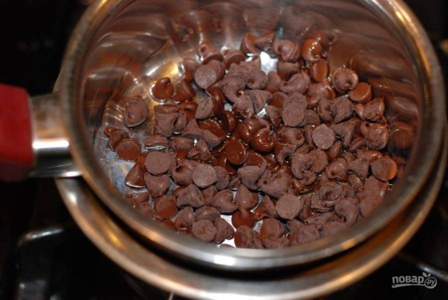 4. Растопите шоколадную крошку на водяной бане, добавьте растительное масло.