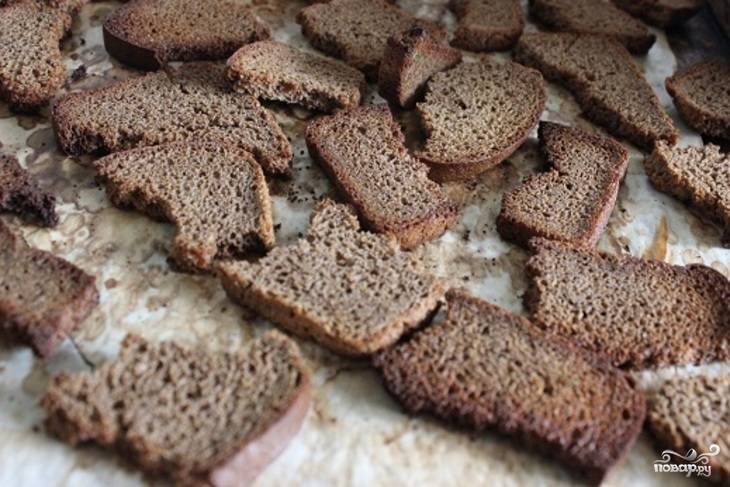 В начале приготовьте закваску. Хлеб нарежьте ломтиками и подсушите в духовке, чтобы в итоге получились сухарики домашнего приготовления.