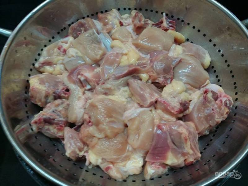 1. Нарежьте курицу на небольшие кусочки, протрите их уксусом и солью. Затем промойте мясо под проточной водой в дуршлаге.