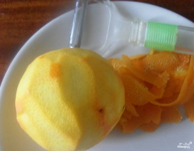 Апельсины хорошенько вымойте. Затем снимите с них кожуру. Выбирайте спелые плоды, чтобы морс не получился слишком кислым. 