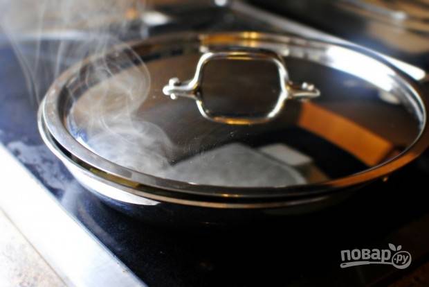 2. Закройте сковороду крышкой. Оставьте лук на медленном огне в таком виде на 25 минут, иногда перемешивая. Он должен закарамелизоваться.