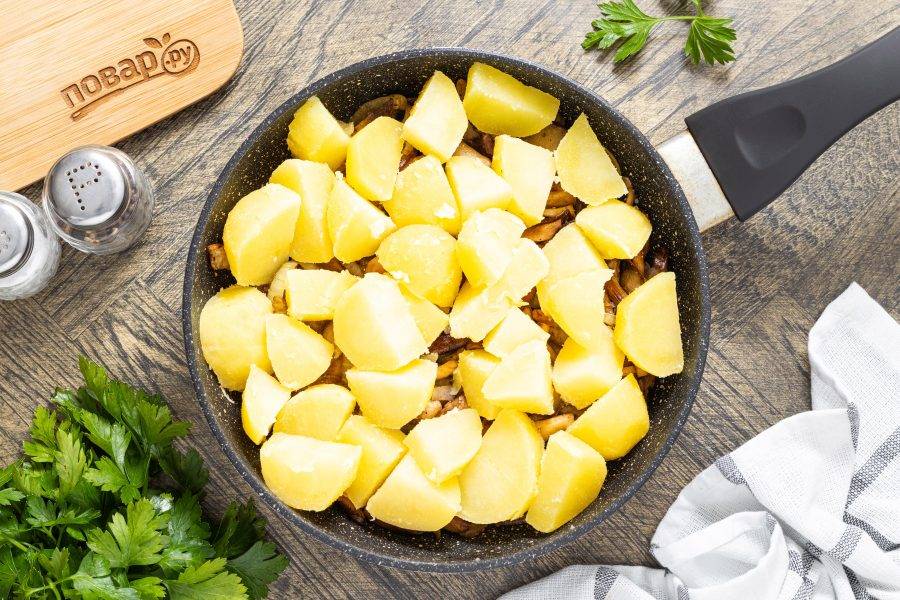 Картофель очистите, нарежьте крупными ломтиками. Добавьте в сковороду.