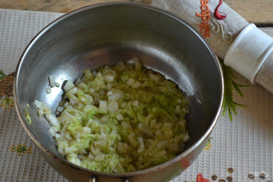 Выложите в сотейник лук и чеснок, дайте им хорошенько прогреться и добавьте яблоко. Перемешайте и готовьте на медленном огне пару минут.
