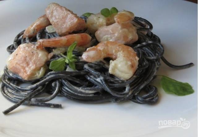 Выложите спагетти с чернилами каракатицы в сливочном соусе на тарелку, украсьте оливками и  зеленью. Блюдо готово! Приятного аппетита!