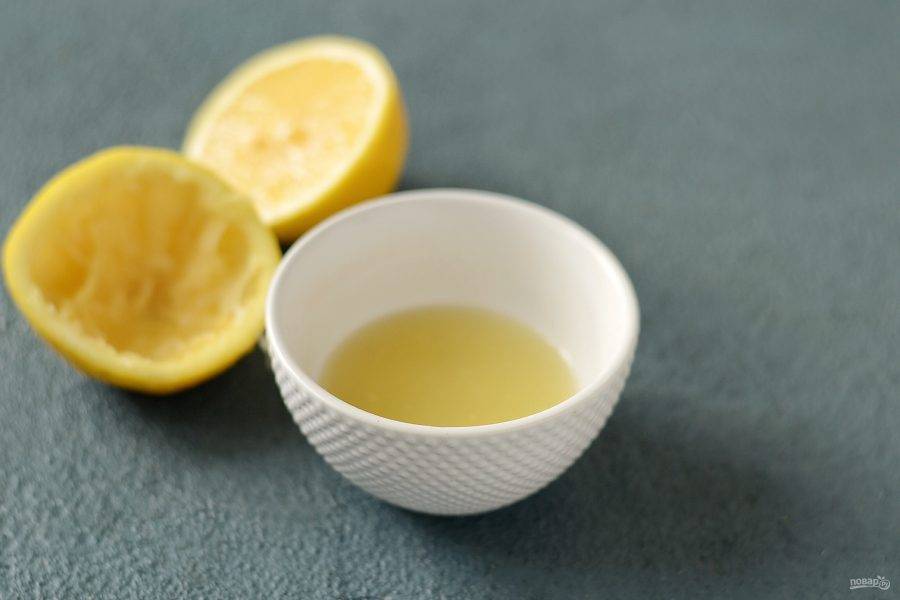 Из половины лимона выжмите сок.