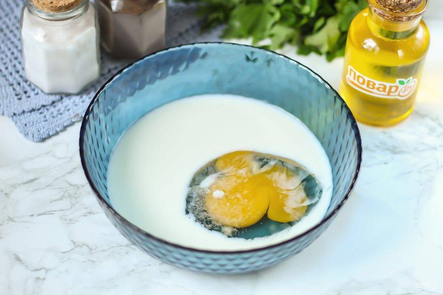 Пока бульон варится, можно приготовить блины. Влейте в глубокую емкость молоко любой жирности, вбейте куриное яйцо и всыпьте соль. Взбейте все венчиком или вилкой.